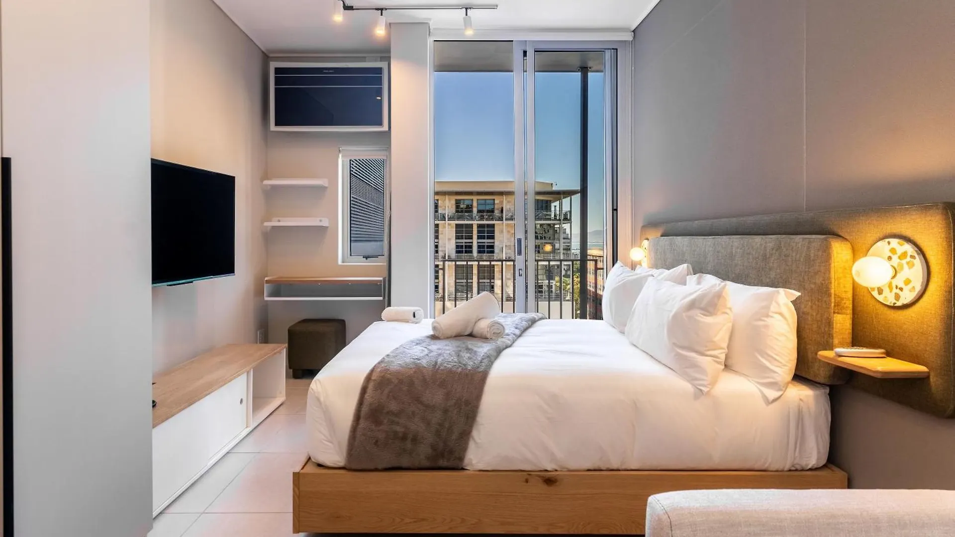 The Rose 710: Top Floor City Aprt With Balcony Cape Town Apartment